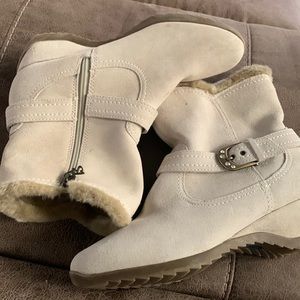 Cream suede leather booties with rubber sole and faux fur inside